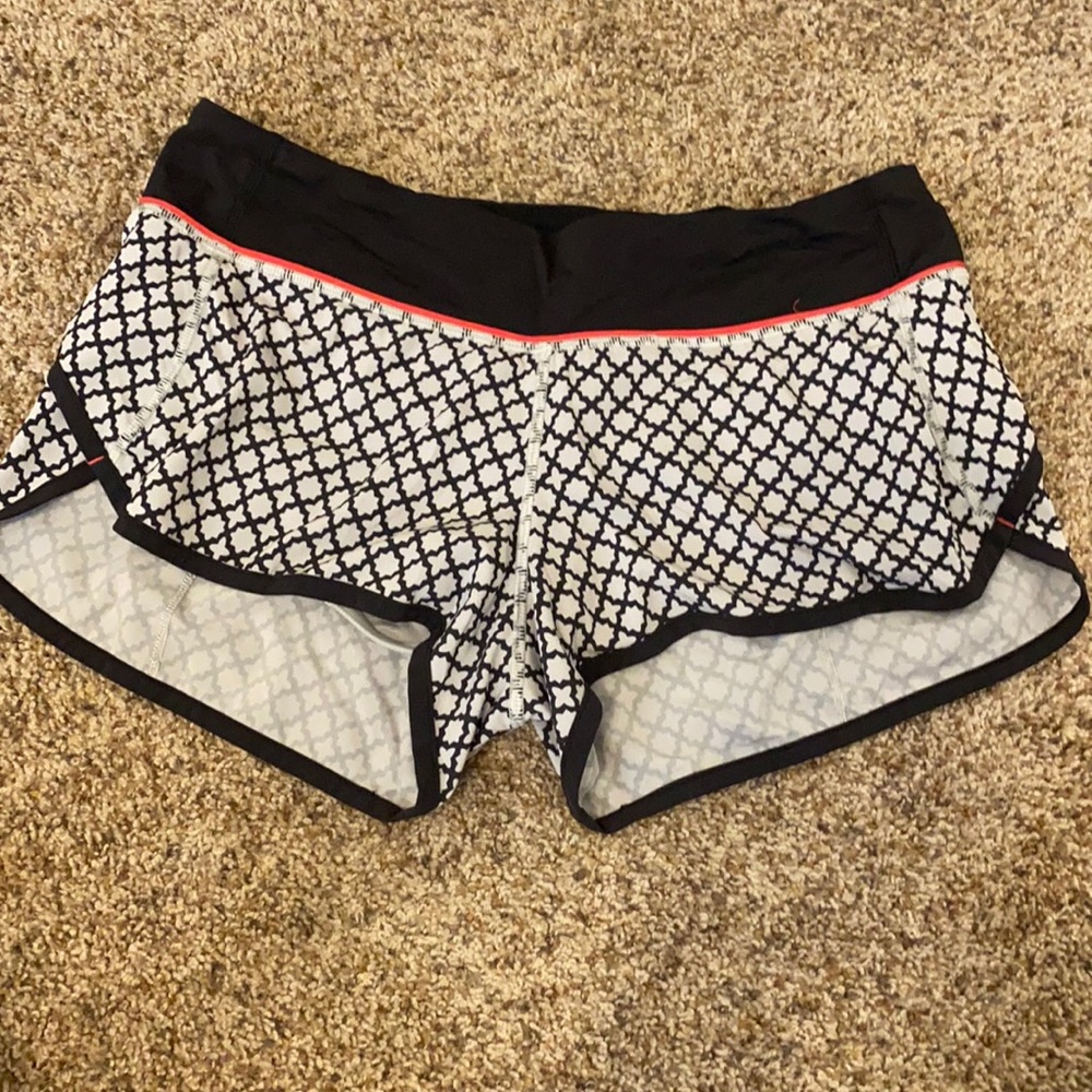 Lululemon 2.5” Speed Shorts Size 6